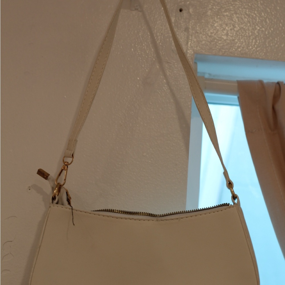 Classic Cream Shoulder Bag with Timeless Design